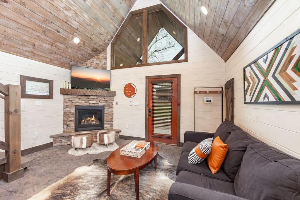 Romantic A-Frame Private Hottub Firepit Neargsmnp Sevierville Bagian luar foto