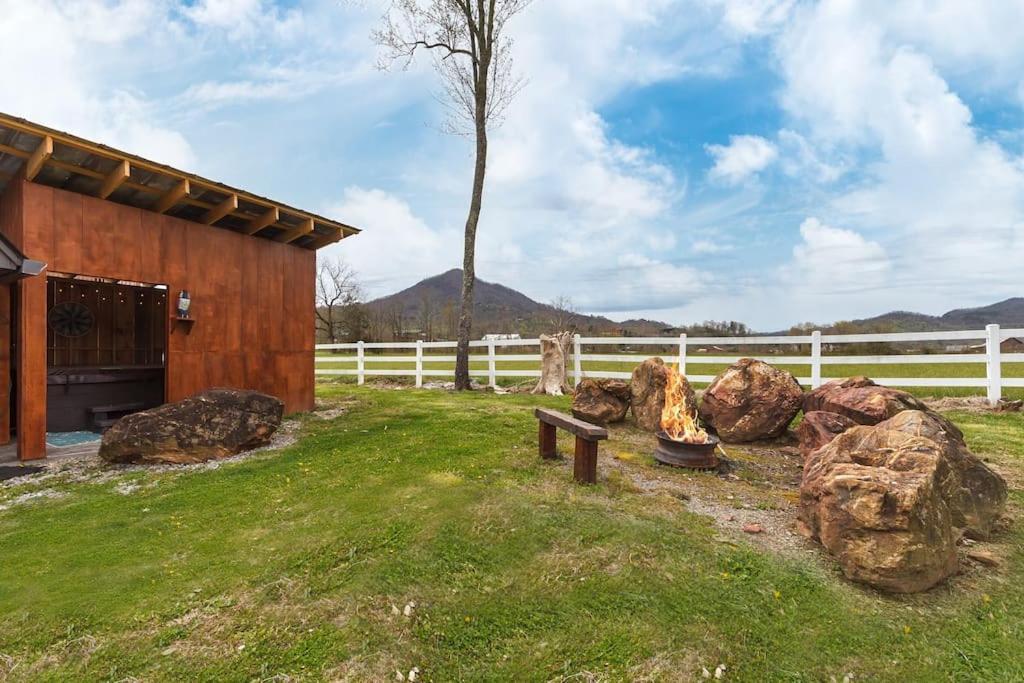 Romantic A-Frame Private Hottub Firepit Neargsmnp Sevierville Bagian luar foto